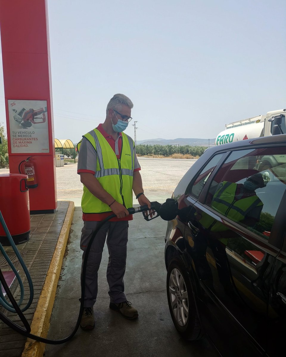 EstacionFaro's tweet photo. 🔴¡Es viernes!🔴
Llega el fin de semana y con él empiezan nuestros viajes para ver a familiares y amigos, o para disfrutar de las esperadas vacaciones.
En Estación de Servicio Faro estaremos encantados de ayudarte a hacer ese viaje más fácil y ameno.
¡Feliz fin de semana!😁 https://t.co/AgcoyCdMDp