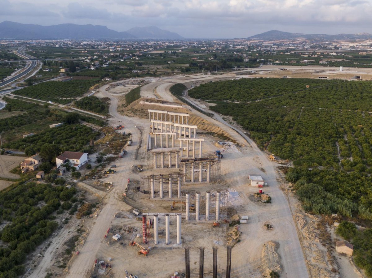 andece_general's tweet photo. Nuevo viaducto de la Autovía del Reguerón ejecutado por #constructoraSanJosé. Esta semana han entrado las primeras vigas "doble T" de luces de más de 40 m y canto de 2,30 m de #PRECON que acabarán superando las 260 unidades a principios del año que viene https://t.co/9cxawDeqSd