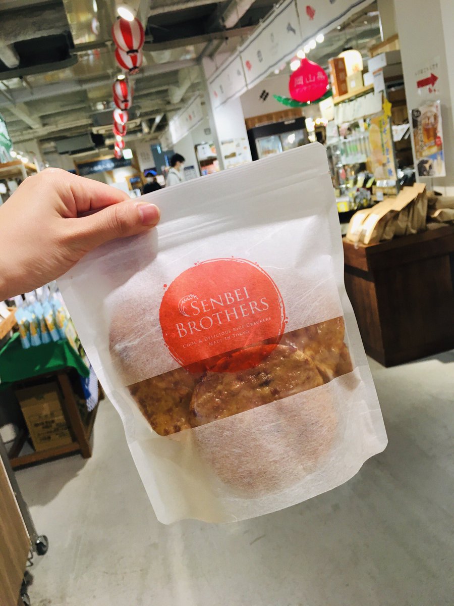 syokuhinkan1's tweet photo. \\新商品入荷//
#笠原製菓 さんの
#せんべいブラザーズ 🍘

大人気だった #にんにく 味が
復活しました〜！！！！✨
#青森 産で本格派🎖

パンチのある味🤛
そしてこの大きさ！！！
(一枚が拳以上あります)

食べごたえバツグンです🏋️‍♀️ https://t.co/BTjk27WKNZ