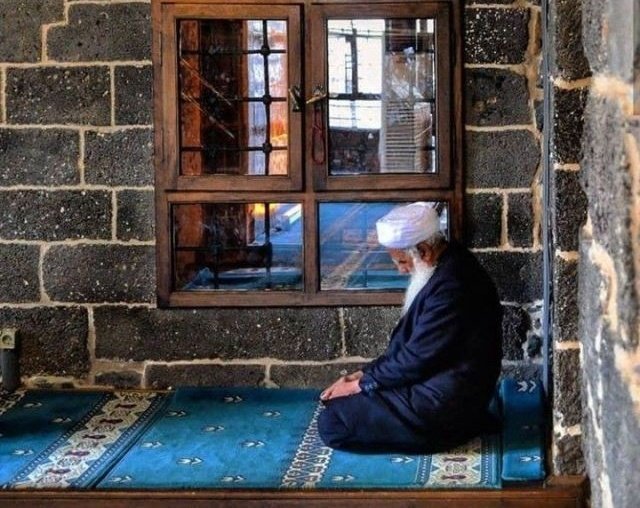 İnsan bazen ne evine ne içine ne de dünyaya sığıyor. İşte öyle anlarda yaradan bir çıkış yolu gösteriyor insanoğluna: 

"Allah'a firar edin.."

(zariyat/50) 

#CumamızMuebarekOlsun