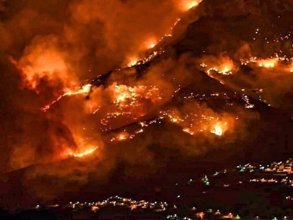 santiagoxoliva's tweet image. Un recordatorio para todos los canarios y visitantes, parece que fué hace una eternidad pero solo hace un año de esto. A todos nos dolió muchísimo pero somos de olvidar rápido así que este verano extremo cuidado con lo que haces, no dejes que vuelva a arder