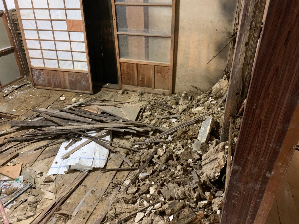 united_earth_jp's tweet photo. 現場では今も、市内は勿論、人吉から少し下流の集落はどうなっているか分からない状況です。マンションは停電と断水で「悪い夢みたい…まだ信じられない」との声もあがっています。
まだまだ多くの方からの助けを必要としています。ご協力よろしくお願い致します。
https://t.co/zO8xrU2Ty5 https://t.co/6ccn5c5wbg