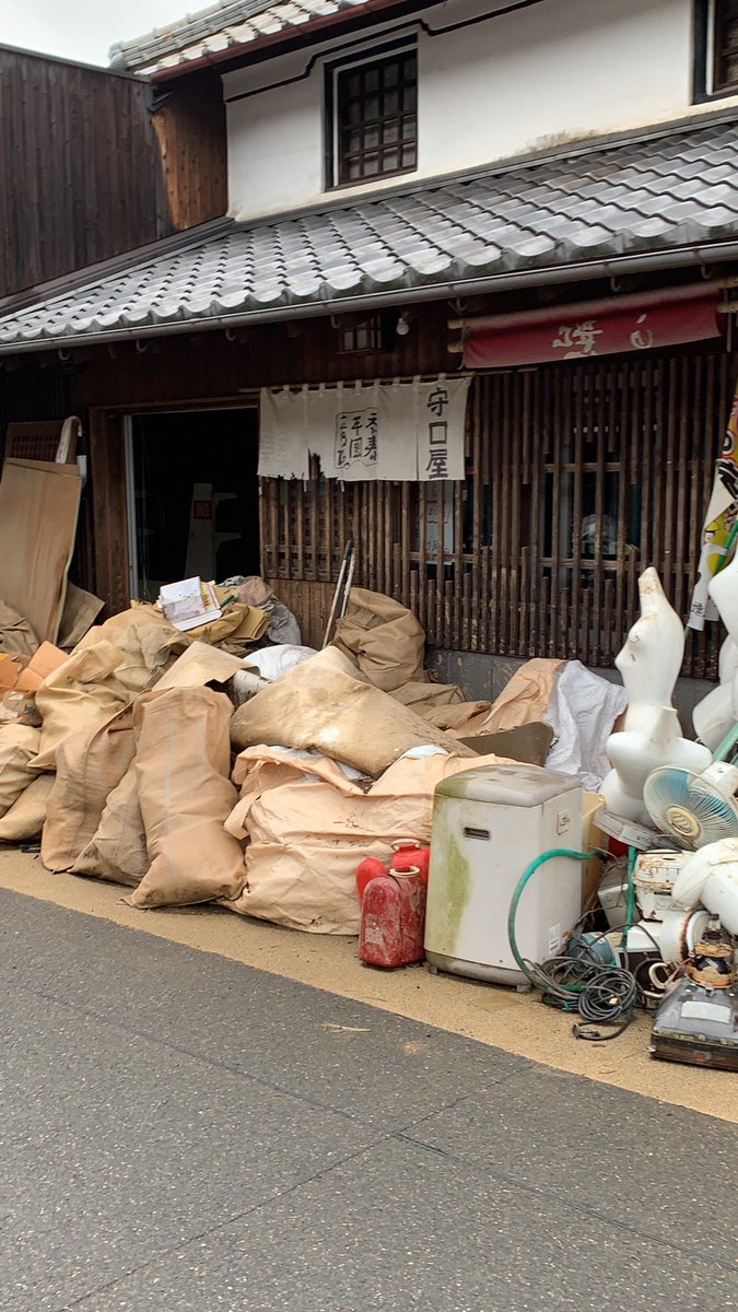 united_earth_jp's tweet photo. 現場では今も、市内は勿論、人吉から少し下流の集落はどうなっているか分からない状況です。マンションは停電と断水で「悪い夢みたい…まだ信じられない」との声もあがっています。
まだまだ多くの方からの助けを必要としています。ご協力よろしくお願い致します。
https://t.co/zO8xrU2Ty5 https://t.co/6ccn5c5wbg
