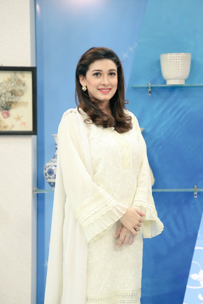 ChefWardah's tweet image. #Goodmorning from the set morning @ home #ptvhomeofficial #morninginspiration #morningroutine #chefwardah #chips #fashionista #styleicon #foodies #foodlovers 

Wardrobe courtesy by @threadsandmotifsofficial