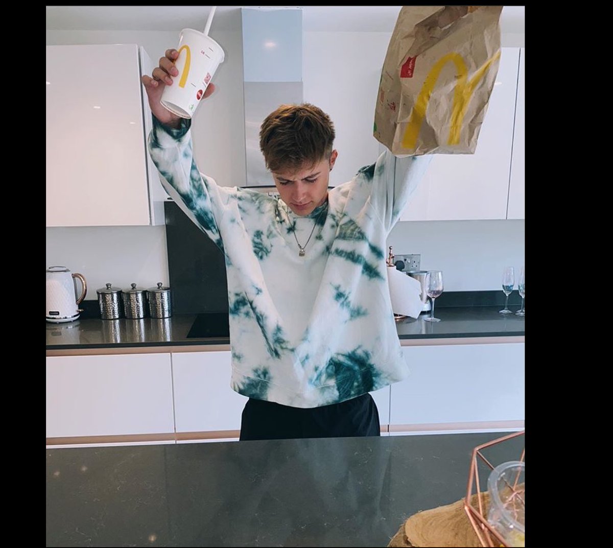 mikeyxhoe's tweet photo. Is any selling m&amp;g or vip ticket to his Manchester which was meant to be on 10th April it that got cancelled for some other day so just wondering if anyone is selling or know anyone who is selling ticket to the show https://t.co/cyrlWy9pXg