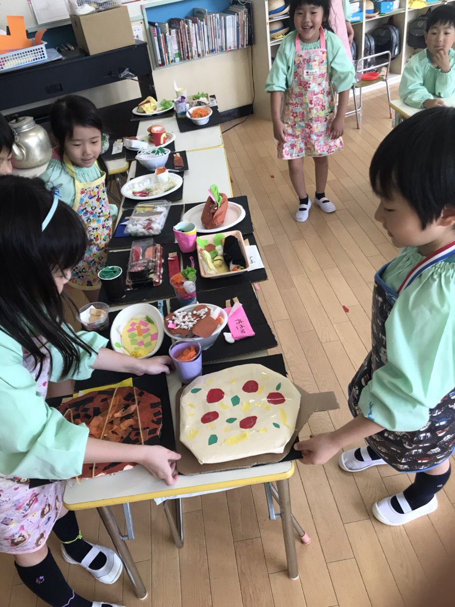 月江寺幼稚園 うめ組 自分達で作った食べ物で レストランごっこをしました お店屋さんは 注文を取って 食事を運びます お客様は 美味しく食べた後 おもちゃのお金でお支払いして楽しみました