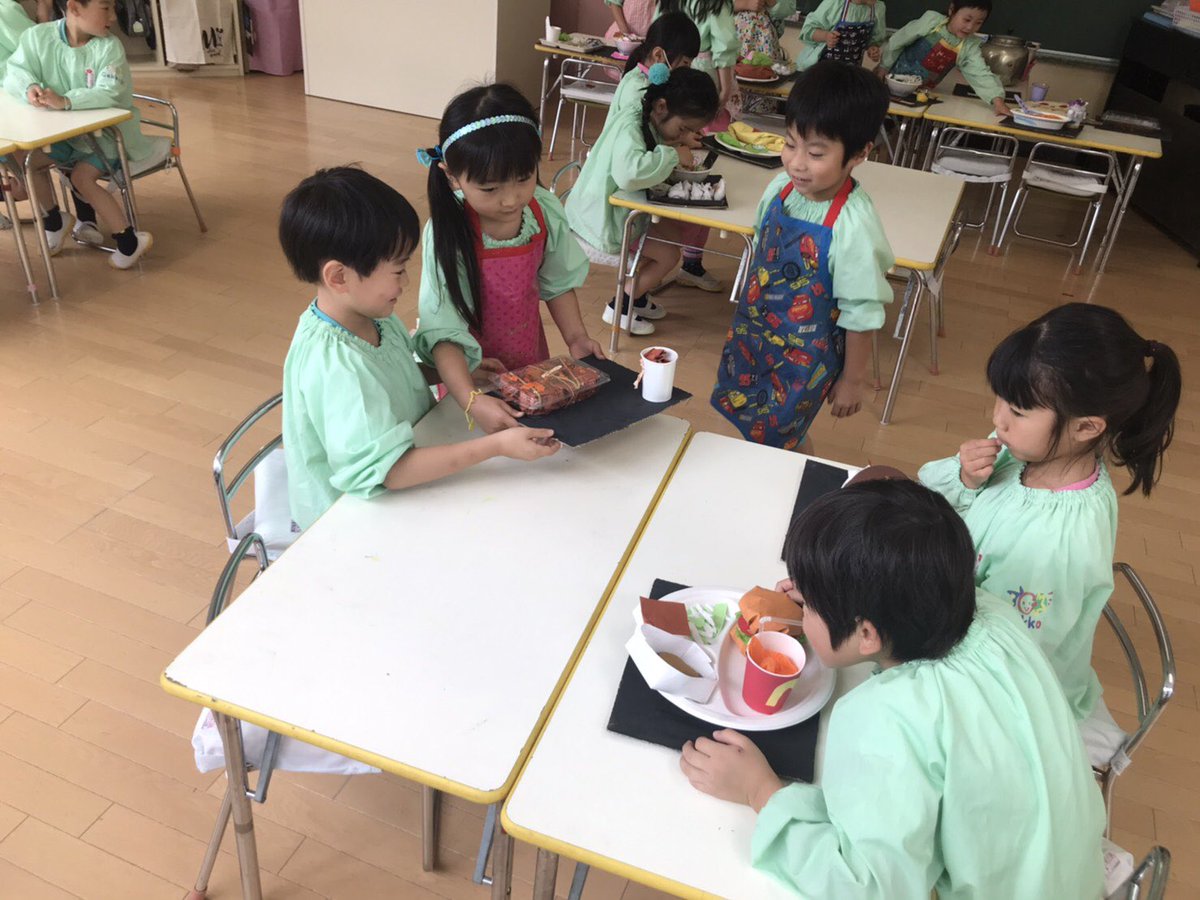 月江寺幼稚園 うめ組 自分達で作った食べ物で レストランごっこをしました お店屋さんは 注文を取って 食事を運びます お客様は 美味しく食べた後 おもちゃのお金でお支払いして楽しみました