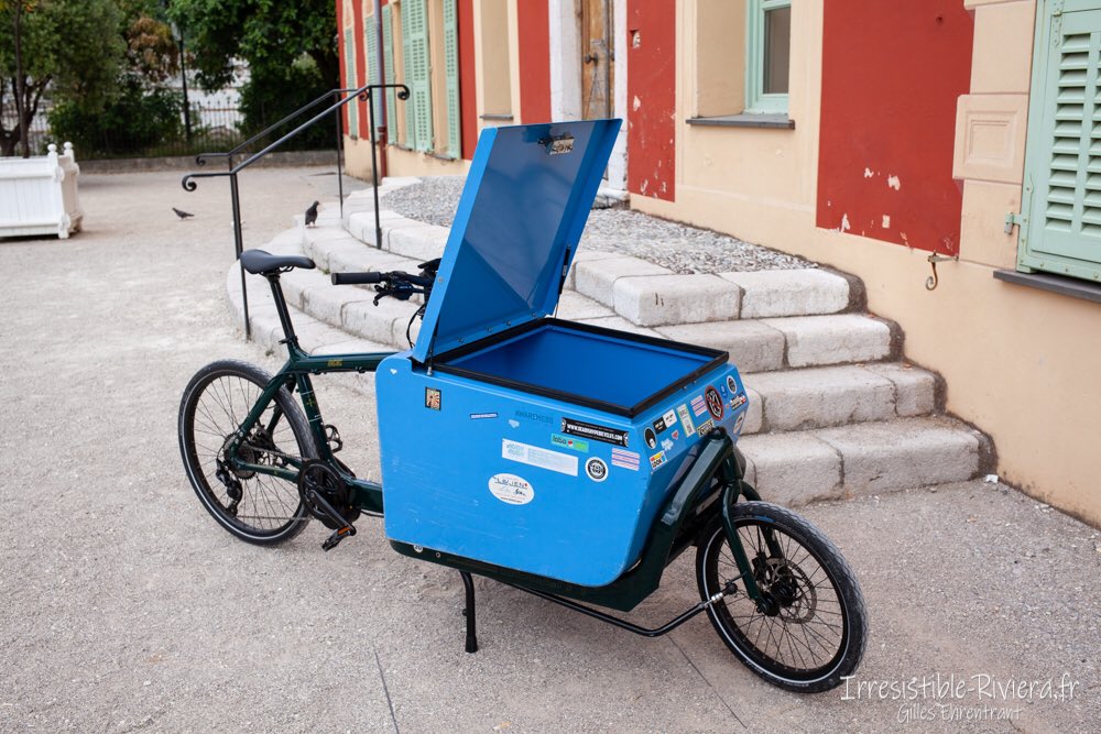 IrresistRiviera's tweet photo. Discussion 🎥 avec Maxime coursier à vélo 🚴🏻‍♂️ (LeLien), classique et cargo électrique, à Nice. Article de blog ici ➡️ https://t.co/ltpQGx73Kn 🚴🏻
#Nice06 #velocargo #velorution #FrenchMobility #ParlonsVelo #VeloTaf #CargoBike #Velo #SolutionVelo @ChoisirLeVelo @niceavelo @cestrosi https://t.co/lAJi765btF