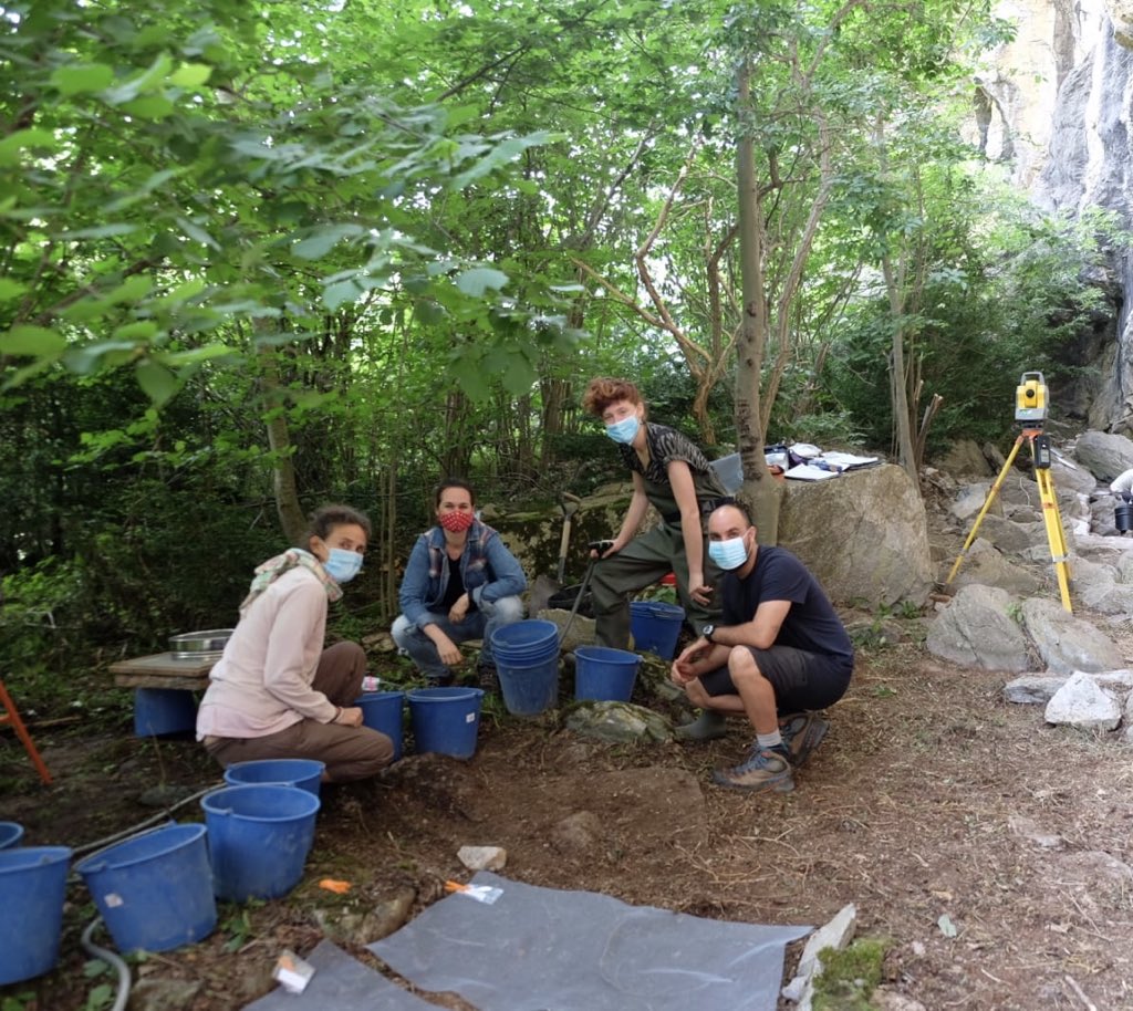 Excavación Bauma del Fadrins #Neolítico #Mesolítico hoy con las Dra @EthelAllue y Dra Marían Berihuete arqueobotánicas de @iphes #archaeologicalscience #Charcoal #seeds