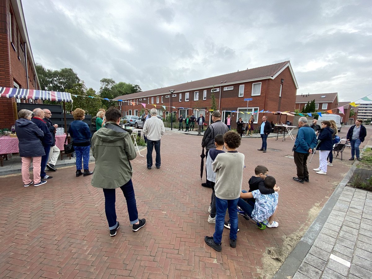 Mooie mijlpalen vieren we graag🎉. Zoals bijvoorbeeld de oplevering van bijna 100 woningen en tuinen in Geeren-Zuid met een gezellig feestje samen met bewoners, allerlei samenwerkingspartners en collega’s ⁦<a href="/alwelnl/">Alwel</a>⁩.
