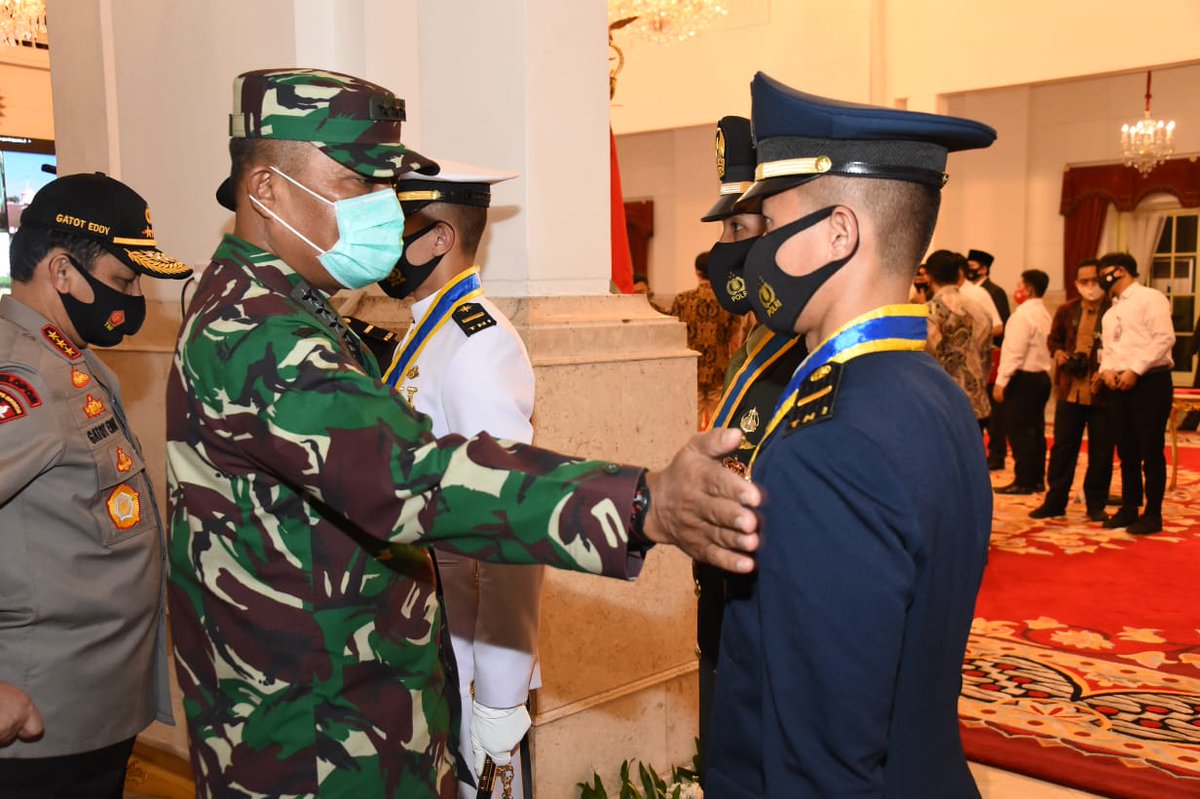 Puspen_TNI's tweet photo. Kasum TNI Hadiri Geladi Bersih Praspa TNI-Polri
.
Kegiatan ini adalah acara Prosesi penyumpahan dan pelantikan kepada 750 Calon Perwira Remaja (Capaja) TNI-Polri Tahun 2020😎💂 #KasumTNI #Praspa #Capaja #GeladiBersih #SinergiTNIPolri https://t.co/sDahEa1MWY