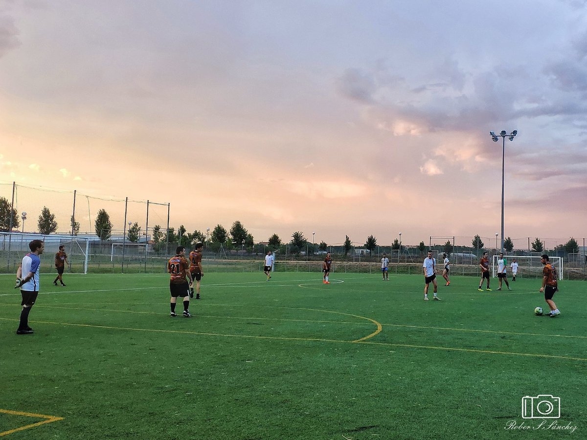 SeyprolFC's tweet photo. Ayer, por fin, después de cuatro meses pudimos juntarnos para echar una pachanga. No vamos a entrar en la falta de ritmo y de toque (que tampoco es novedad), simplemente diremos lo bien que sienta volver a pelotear ⚽⚽⚽️️️ https://t.co/2QfY7YIkST