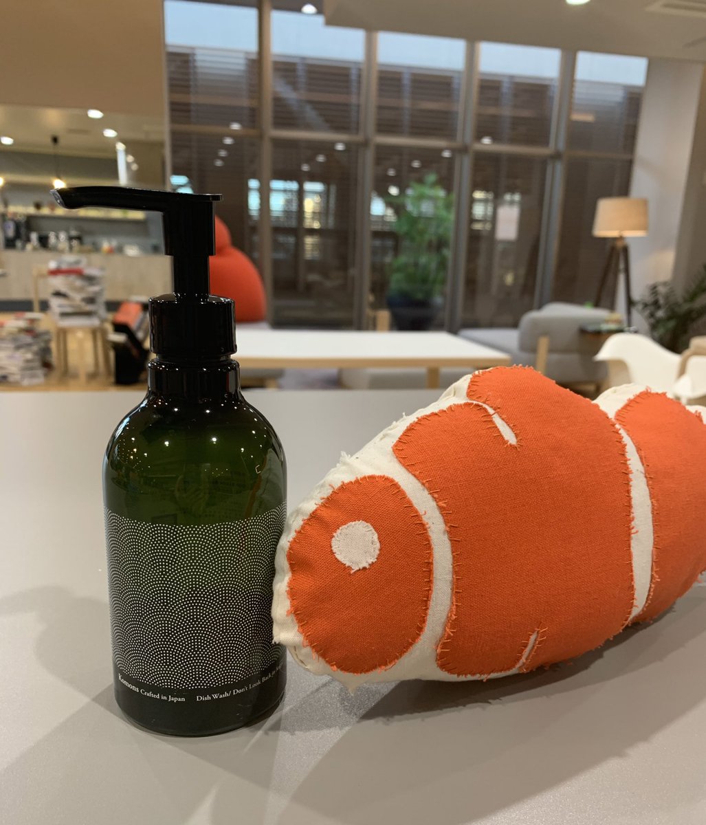 howlive_okinawa's tweet photo. テレミー、komonsの食器洗剤好き〜
手荒れ知らずノミよ!
#howlive #komons #テレミー #dontLookBackInAnger #食器洗剤 #coworkingspace #rycom #aeonmall #okinawa https://t.co/apme7XRkRj
