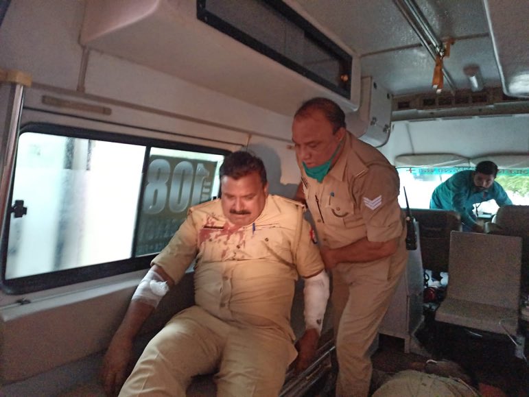 FCSJigarShah's tweet photo. Twitter outrage about #vikasDubeyEncounter but conveniently ignore injured police officers and then we expect these guys to protect us?
Sitting at home we announced it was #fake_encounter because we saw this in movie?
Well done #Mentalhealth and #DefenceExperts from last week. https://t.co/U3s68R63ea