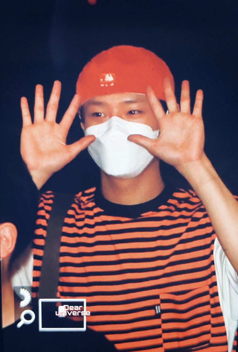 Dearuniverse805's tweet photo. 200710 수고했어 오늘도🧡💙

#조승연 #우즈 #SEUNGYOUN #WOODZ https://t.co/1GrEZqmXDq