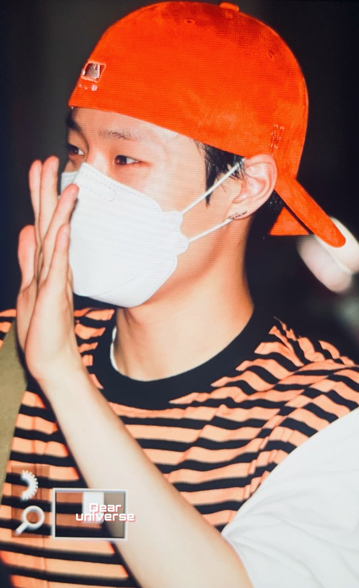 Dearuniverse805's tweet photo. 200710 수고했어 오늘도🧡💙

#조승연 #우즈 #SEUNGYOUN #WOODZ https://t.co/1GrEZqmXDq