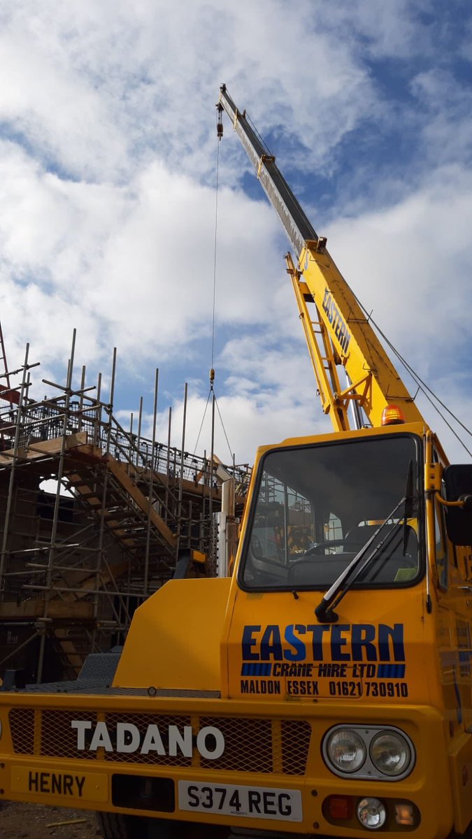 EasternCHire's tweet photo. Our dear old #TL250E still works hard ๐ Today sheโs Contract Lifting at Great Dunmow๐ท๐ผโโ๏ธโ
#cranehire #mobilecrane #truckcrane #craneoperator #contractlifting #crane #cranelife #newbuild #newdevelopment #newhome #building #construction #easterncranehire https://t.co/Ol4Yhgz0pF