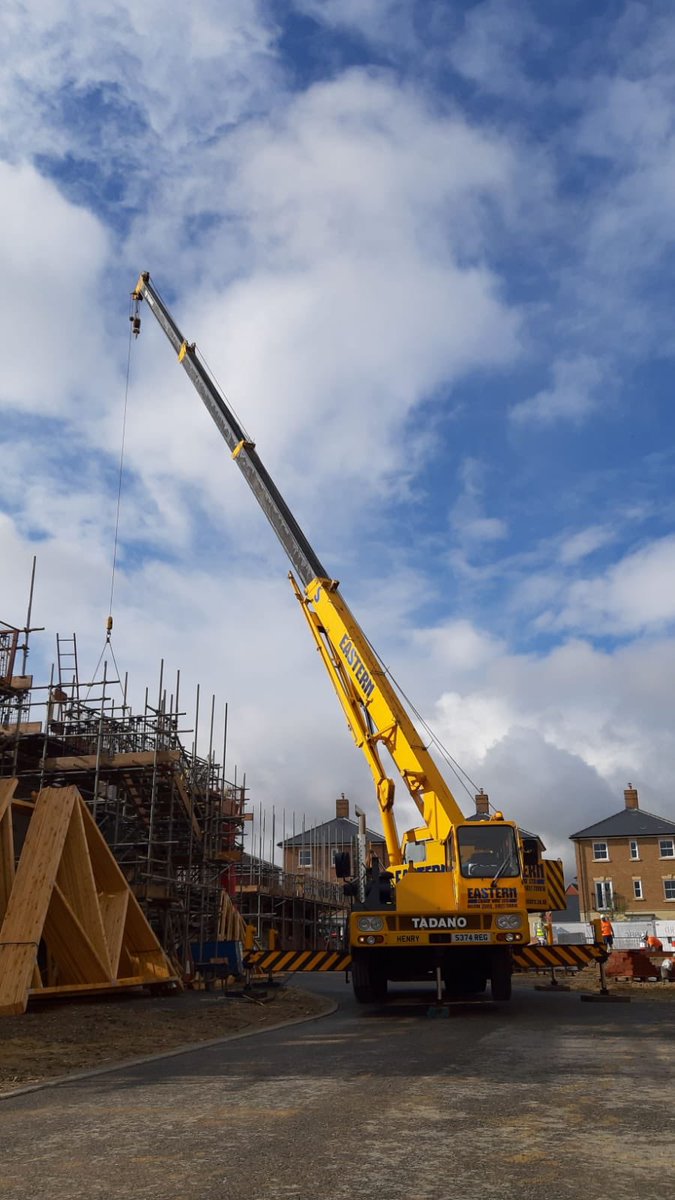 EasternCHire's tweet photo. Our dear old #TL250E still works hard ๐ Today sheโs Contract Lifting at Great Dunmow๐ท๐ผโโ๏ธโ
#cranehire #mobilecrane #truckcrane #craneoperator #contractlifting #crane #cranelife #newbuild #newdevelopment #newhome #building #construction #easterncranehire https://t.co/Ol4Yhgz0pF