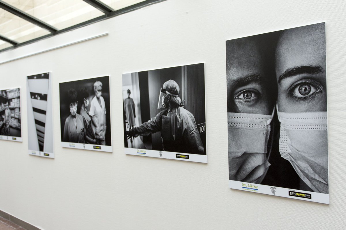 Avui hem inaugurat l'exposició «Dins», una mostra fotogràfica que reflecteix com s'ha viscut la pandèmia de la COVID-19 al nostre hospital 🏥 una selecció de quinze fotografies com a homenatge a professionals, pacients i víctimes de la pandèmia ➡️ cutt.ly/TppbvJg