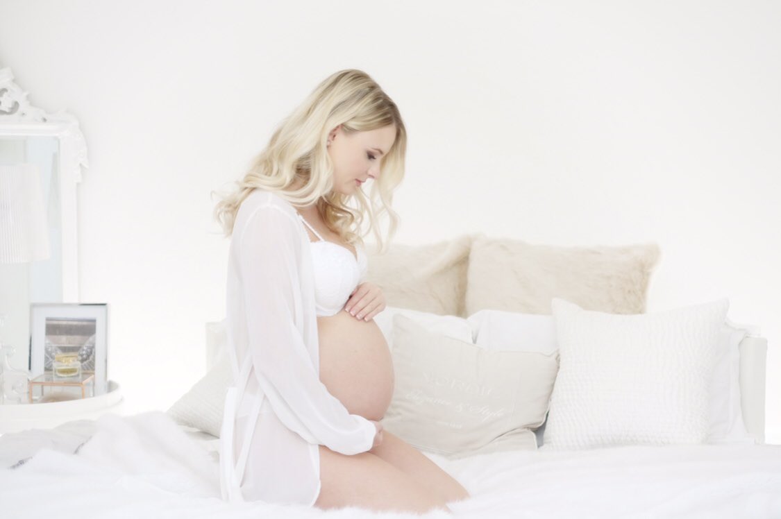 Pregnancy boudoir shoots are one of my specialties  .... lasting memories of your little one inside your tummy 💓 #pregnancy #babybump #preggy #pregnantphotography #PregnantWoman #pregnacyboudoir #valentinestudio #capturethellove