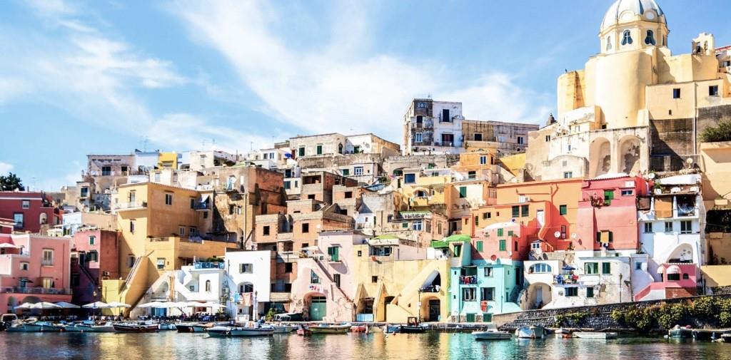 allaricercablog's tweet photo. Visitare #Procida in un giorno, una tavolozza  esplosa di colori e il piacere della lentezza 👉 https://t.co/AtPCuFxel8 https://t.co/YzWjDOOT8r