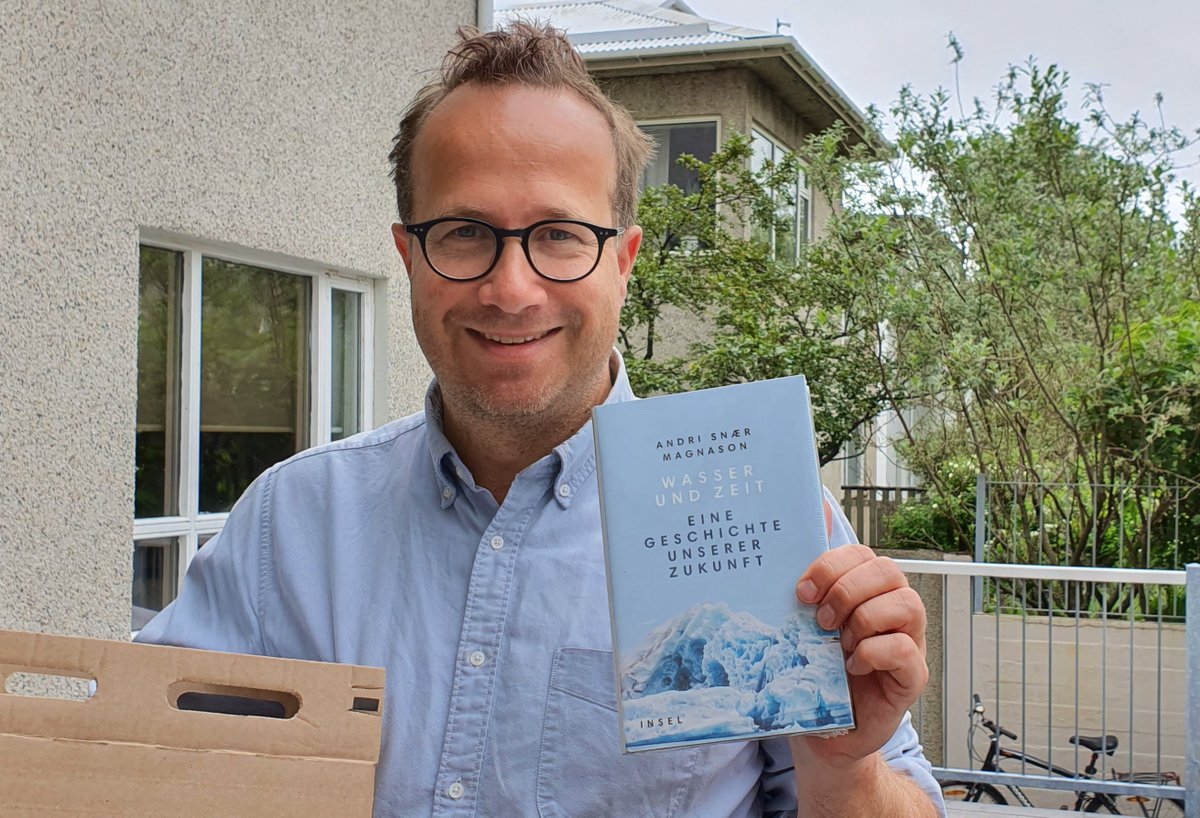 ON TIME AND WATER is out in Germany. Big congratulations to our @AndriMagnason! suhrkamp.de/buecher/wasser… #wasserundzeit #ontimeandwater #andrimagnason #andrisnærmagnason #nonfiction #narrativenonfiction #ClimateCrisis #iceland #icelandicbooks