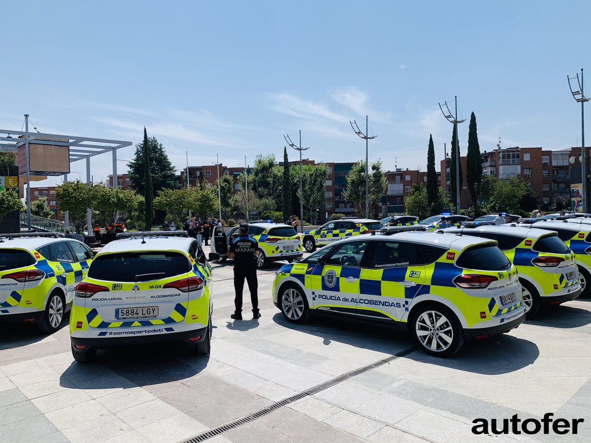 RenaultAutofer's tweet photo. Acto de entrega de 16 Renault Scenic por parte de Autofer a la Policía Local de la ciudad de Alcobendas, en presencia del alcalde, miembros de la corporación y empresas colaboradoras en la ejecución del acuerdo. https://t.co/6Ahqr1p9P8