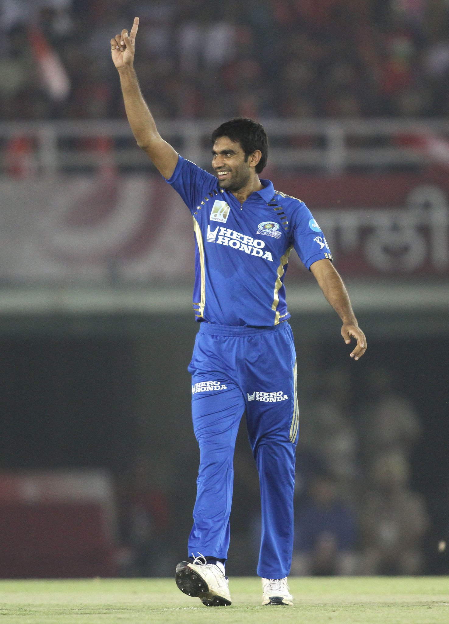 4  0  wickets and 1  IPL title in the MI Blue and Gold!  Happy birthday, Munaf Patel  