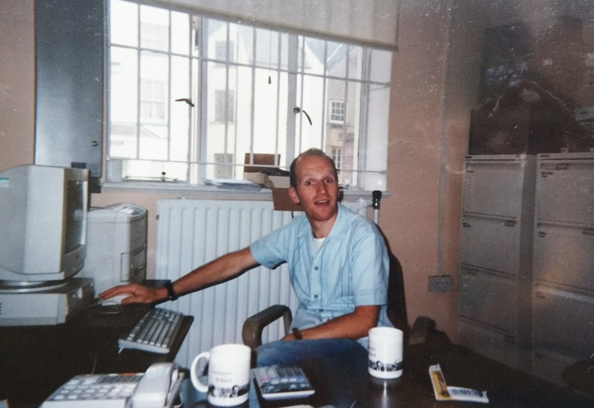 It was the time of  #Watersones centralisation : planograms & dictatorial rule “no pile shall be higher than 14 Jamie Olivers” is still my fave. The shop & level of control made me sick with stress & I was glad to leave in 2003 with a sudden move back to the UK...  #DawsonSt 10/x