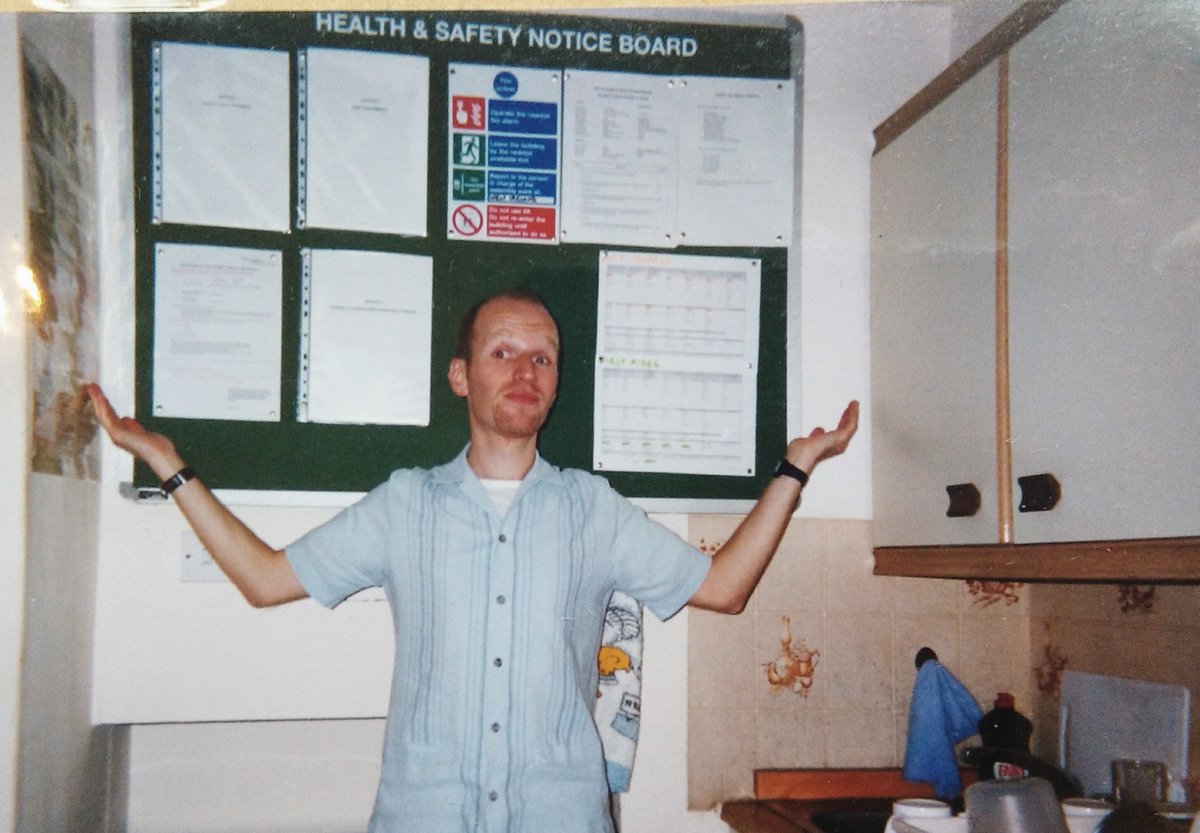 It was the time of  #Watersones centralisation : planograms & dictatorial rule “no pile shall be higher than 14 Jamie Olivers” is still my fave. The shop & level of control made me sick with stress & I was glad to leave in 2003 with a sudden move back to the UK...  #DawsonSt 10/x