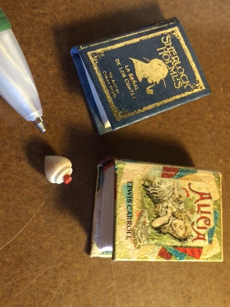 maxminiaturas's tweet photo. Nuevas miniaturas para la colección del museo profesor Max, libros encuadernados a semejanza de sus hermanos mayores.  Alicia en el país de las maravillas y ... https://t.co/Rsurk4NKck