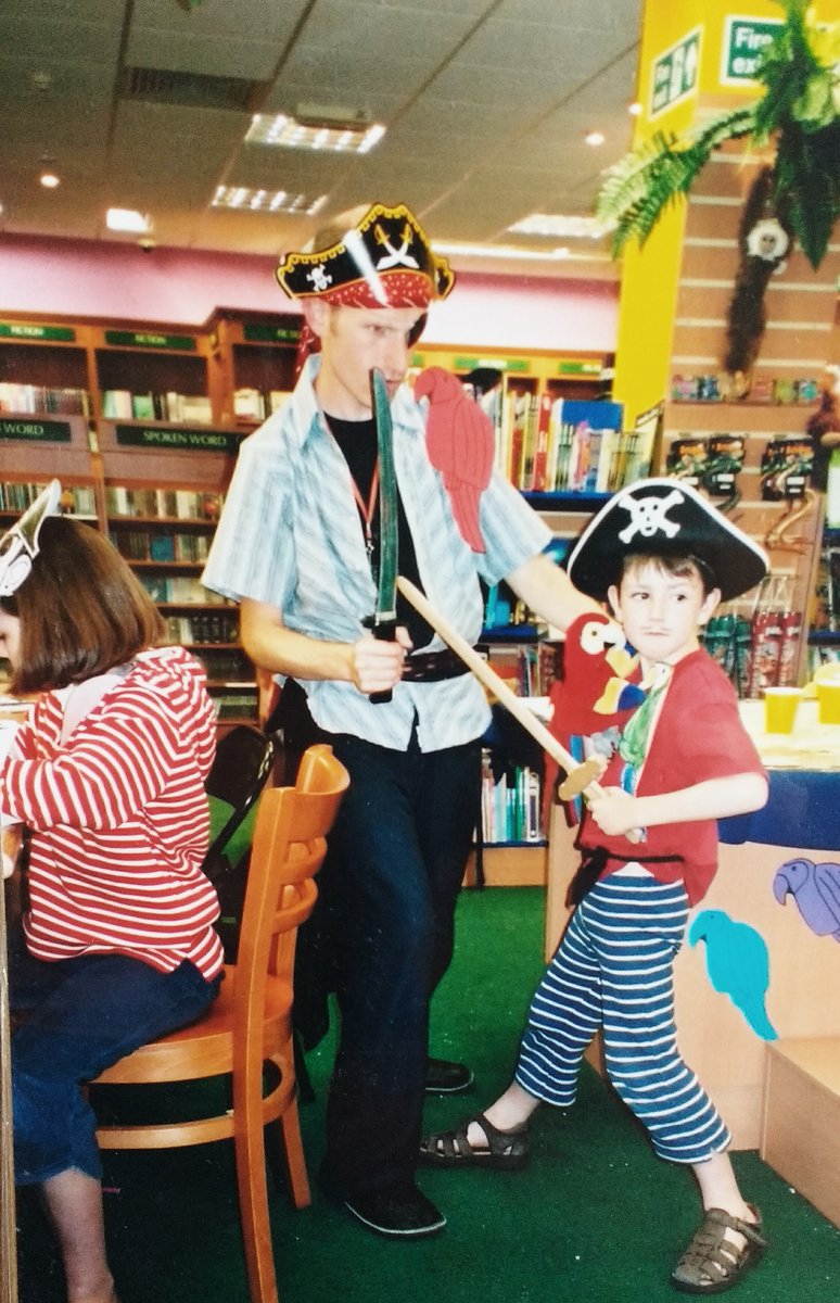 My (now) husband was doing teacher training & I went with him & joined Ottakars in Cheltenham w/ lovely Hereward  @ylbookshop &  @gemmahastilow. I loved Ottakars although IT systems were awful! But they had great energy & a fantastic team. I ended up ground floor manager... 11/x