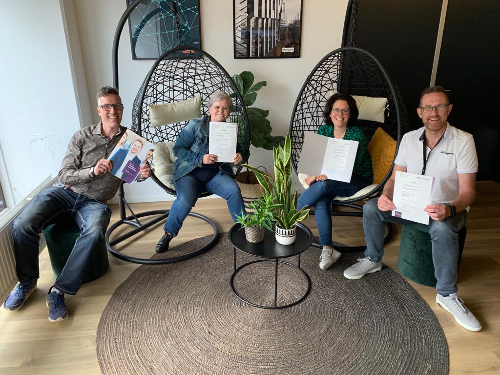 Arnold Versteeg is officieel uitgeroepen tot Werkgelukdeskundige! Gisteren heeft hij zijn certificaat behaald aan de Fontys Hogeschool HRM En Psychologie. Lees hier meer: bit.ly/3fhISBc

#samenwerken #werkgeluk #samensterker