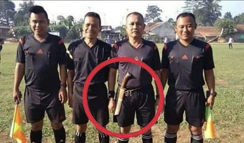 That referee 😂😅