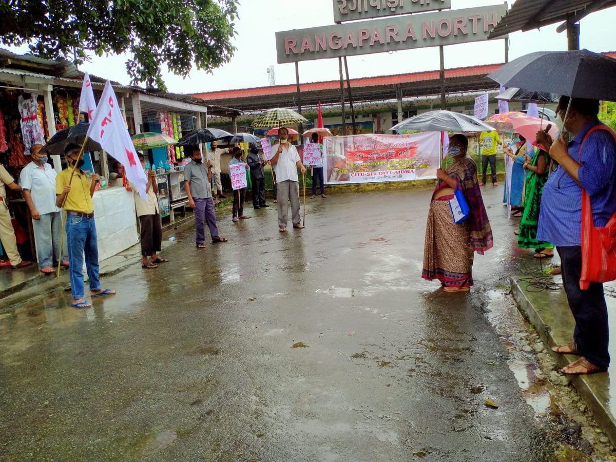 Arit_datta's tweet photo. ৰে’ল সেৱা ব্যক্তিগতকৰণ বন্ধ কৰা আৰু
ৰে’ল বিভাগৰ খালিপদ বিলোপ বন্ধ কৰাৰ বিৰুদ্ধে আজি শোণিতপুৰ জিলাৰ ৰঙাপৰা চহৰত CITU- SFI-AIDWA-DYFIৰ উদ্যোগত এক গণ- প্ৰতিবাদী ধৰ্ণা কাৰ্যসূচী গ্ৰহণ কৰা হয়।
#AgainstRailwayPrivatization
@RailMinIndia 
@PMOIndia https://t.co/qFjIPFCo4m