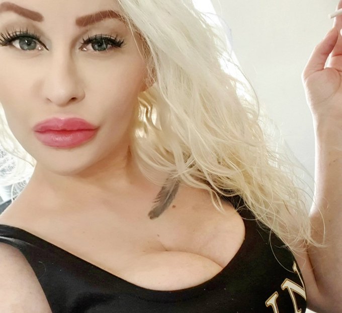 Friday selfie 😛 #Friday #Selfie https://t.co/2xCM1rusW2<a href="/tag/friday"class="tags">#Friday</a><a href="/tag/selfie"class="tags">#Selfie</a>