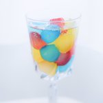 わらび餅をかき氷のシロップに浸す・「サイダー」に入れるといいよ!