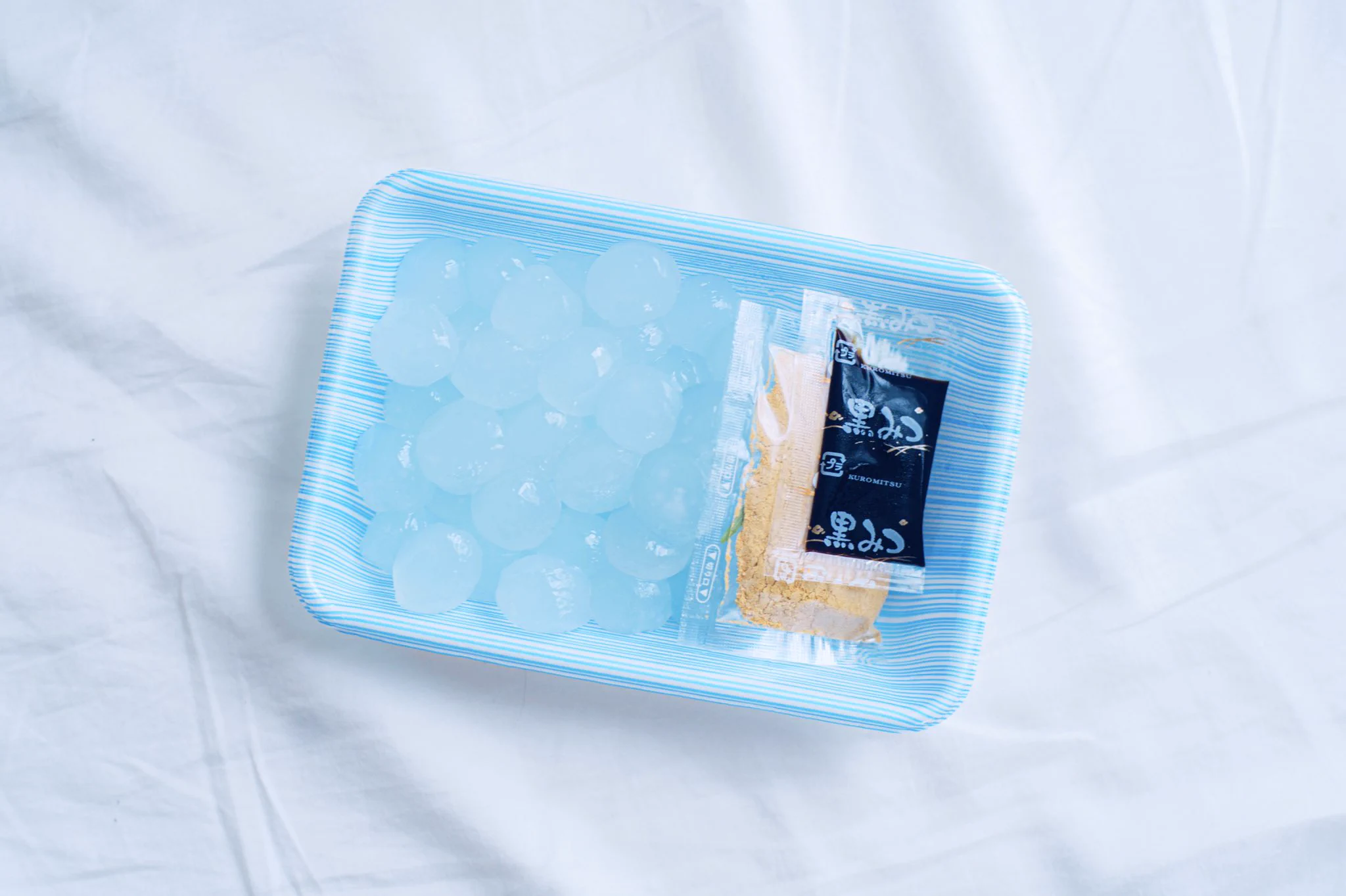 わらび餅をかき氷のシロップに浸す・「サイダー」に入れるといいよ！！