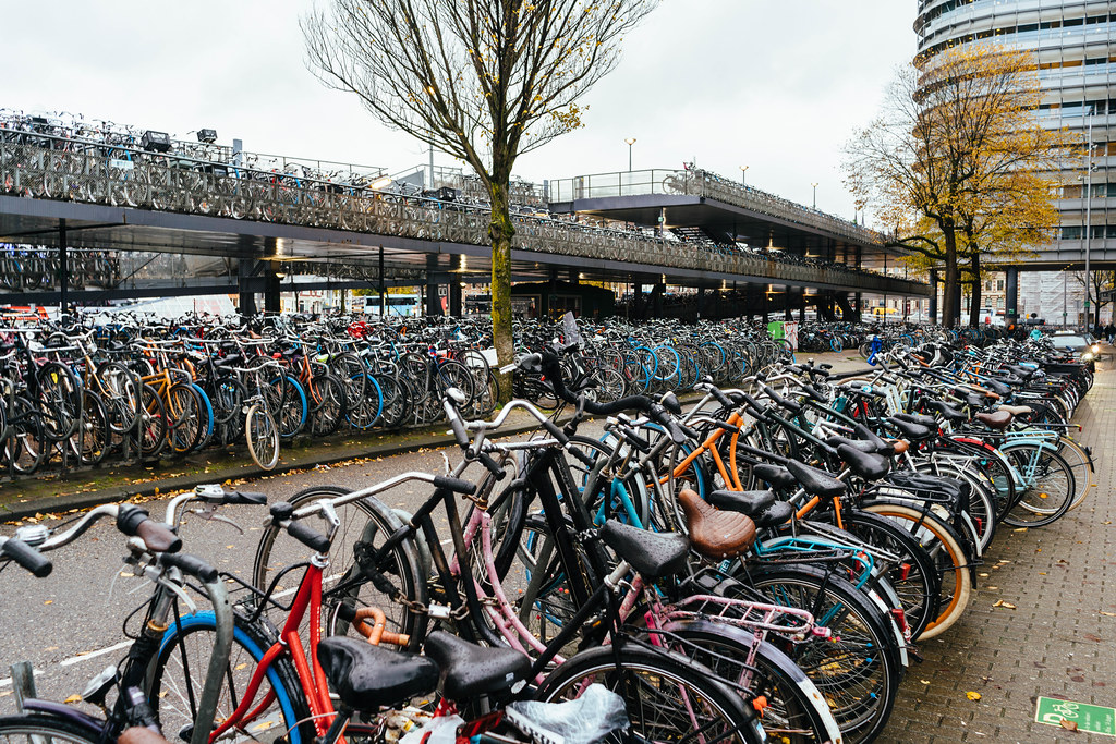 7/ To pick an example - transportation. A neo-luddite may seek a world with few or no cars, wishing everyone to take trains, walk, or bicycle. The fact that people today still choose cars doesn't mean that people like the convenience, speed, privacy, etc.