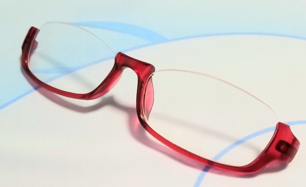 ブラフ丸 アンダーリムはダイソーメガネの上部分を切り飛ばしたもので 髪留めもダイソーアクセの改造品ですね 100均万歳です