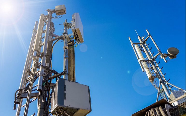 Politie haalt geen radiopiraat maar lokale omroep uit de lucht #TwenteFM #lokaleomroep #Wierden #radiopiraat #etherpiraat #media @TwenteFM via @TotaalTV..