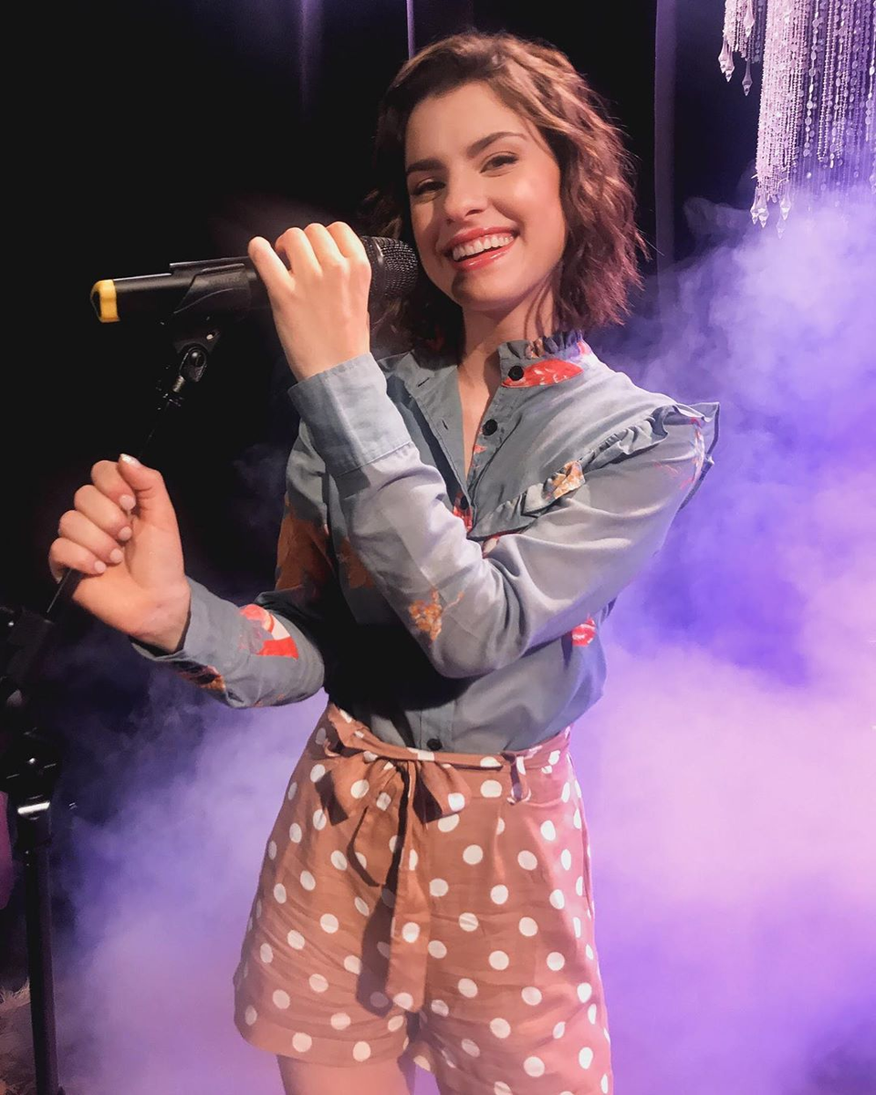 celestequitero's tweet photo. Cada vez que subo al escenario soy un poco más yo y eso me llena. Estoy feliz de compartir este amor por la música con mis mejores amigas. 💕 https://t.co/oeY534OUIs