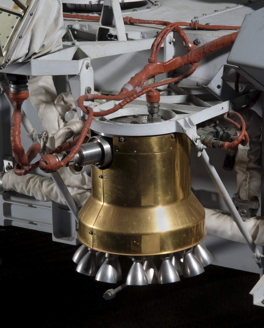 5/ What they discovered is they could greatly reduce the cratering by making a simple change to the rocket thruster. Basically, they put a porous “mask” over the nozzle. Instead of one big opening, the nozzle had lots of small openings, analogous to the openings in a cloth mask.