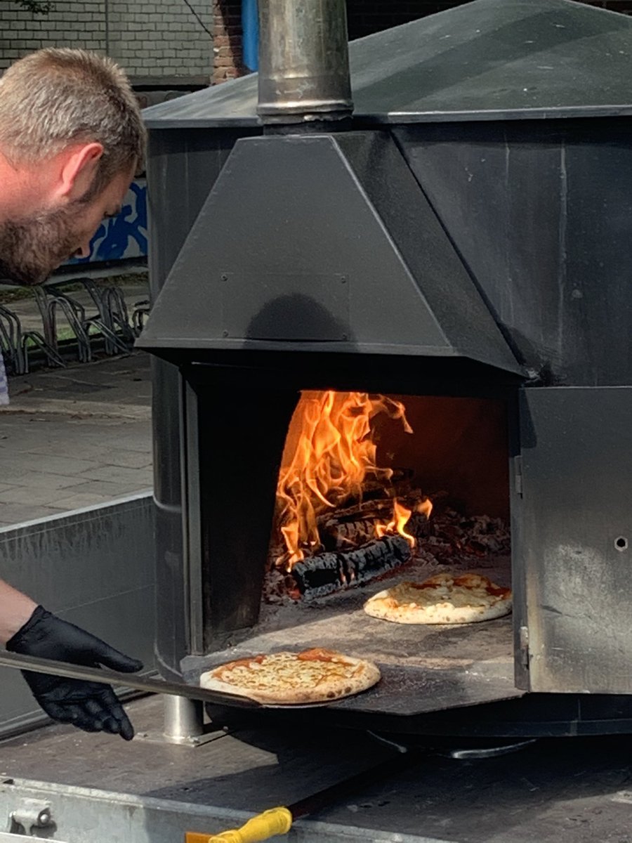 Heerlijke pizza’s voor groep 8!
Foodtruck #mobilestreetfood mobilestreetfood.nl