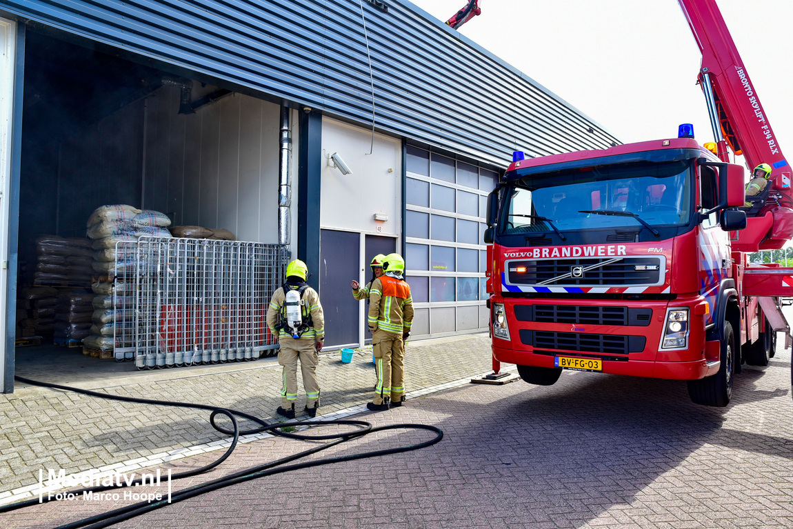 Bij het bedrijf ‘Brandzaak’ aan de Singaporestraat in Rotterdam woedt brand in het dak en de schoorsteen. Brandweer heeft opgeschaald naar middelbrand en verricht sloopwerkzaamheden om het vuur goed te kunnen bestrijden.