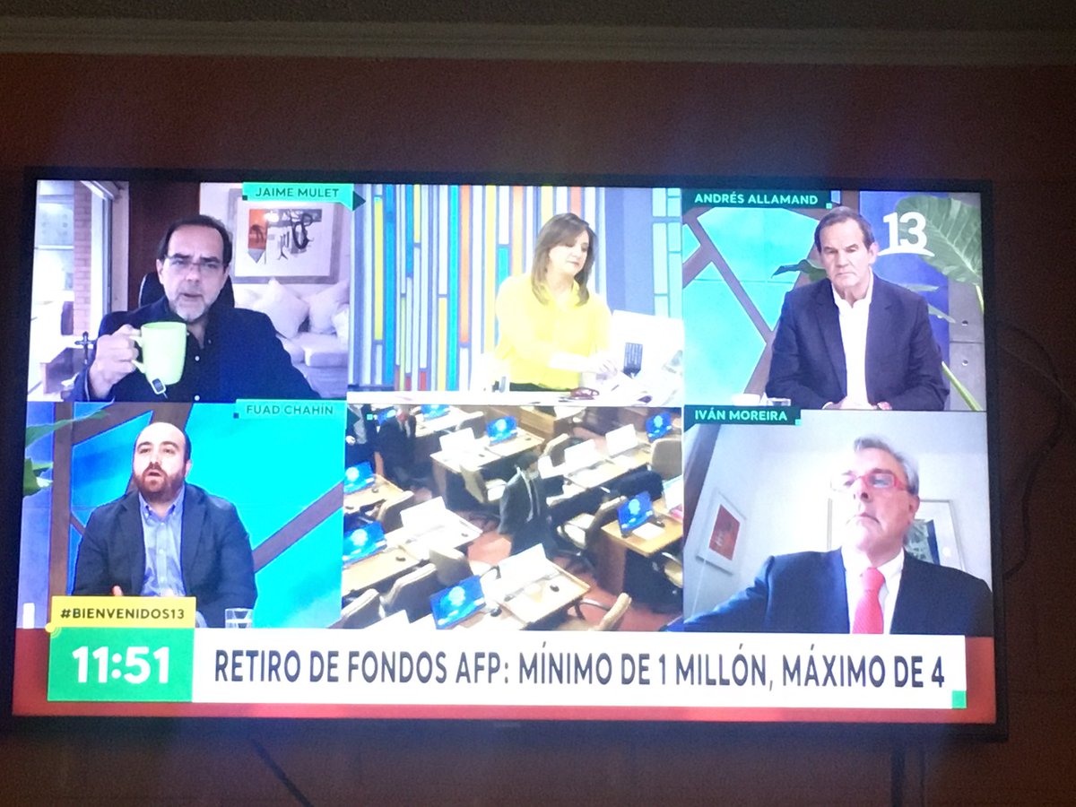 Jotaele888's tweet photo. Lo@unico que les preocupa a estos políticos es pelear entre ellos y sus propios intereses, realmente son unos payasos, como dijo amaro se están pegando el show ante todo chile  #Bienvenidos13 https://t.co/TcHE5tlxvh