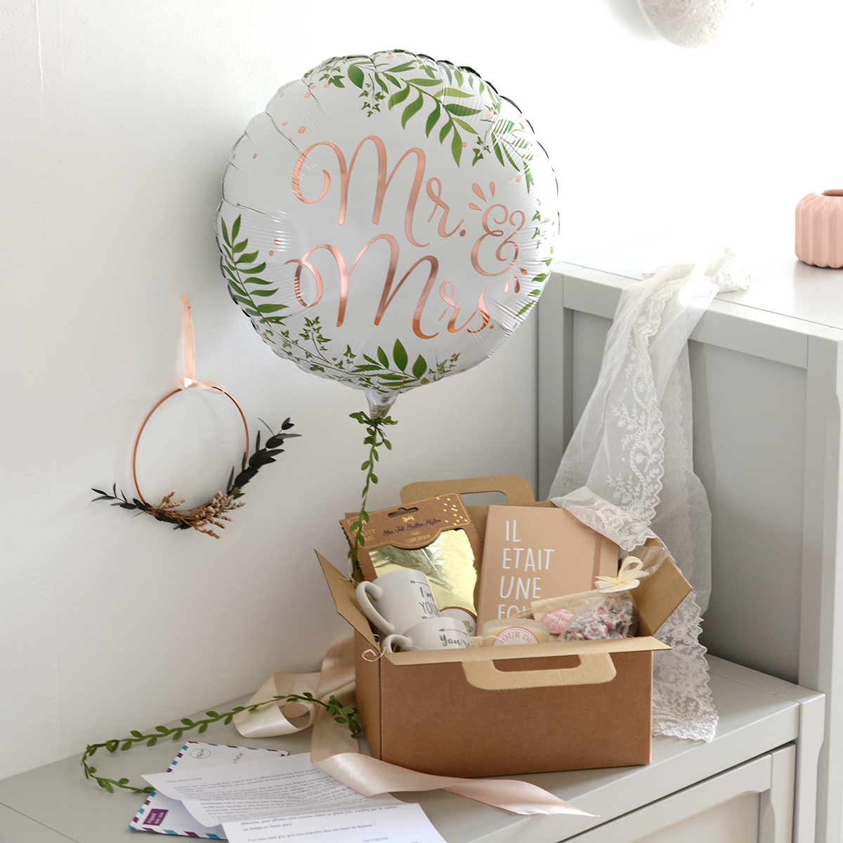 ThePopCase's tweet photo. Ils vont célébrer le plus beau jour de leur vie ? Vous souhaitez leur offrir un cadeau original ? 
Le coffret "Vive les mariés" leur permettra de prolonger cette journée aussi longtemps que possible😍
#cadeau #cadeaumariage #mariage #vivelesmariés #coffretcadeau #thepopcase https://t.co/GnIPLd9w6Z