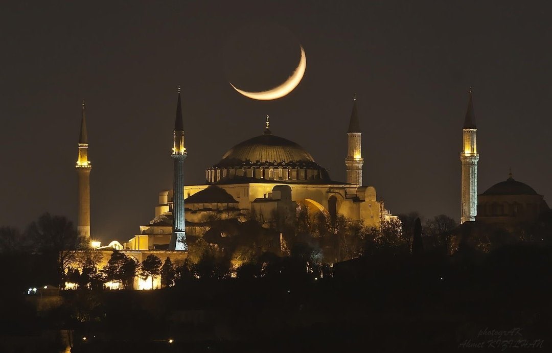 1453 te kırılan zincirler bugün yine kırıldı elhamdülillah fethin simgesi olan gelecek nesle emanet bu yeri birkez daha fethetmenin gururunu yaşıyoruz şimdi kıvransin içimizdeki hain ve dışarda ki ecnebi tohumları. işte bu korku Osmanlı'nın yeniden uyanışındandir💪 #AyasofyaCamii