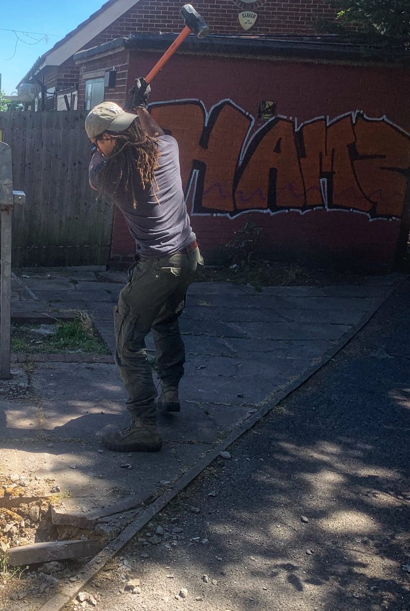 All finished - before and after. What a transformation. Thanks to <a href="/lionel_stanhope/">Lionel Stanhope</a> for lovely mural, Lola-Niamh (8) for drawing and fourth reserve volunteers for creating pocket space. 
If you’d like to donate today to help us green the grey localgiving.org/charity/fourth…