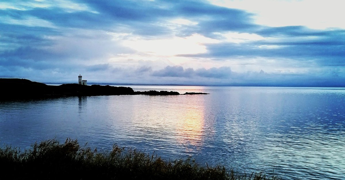 Woke up to this! #elie #scotland #vanlife 💙